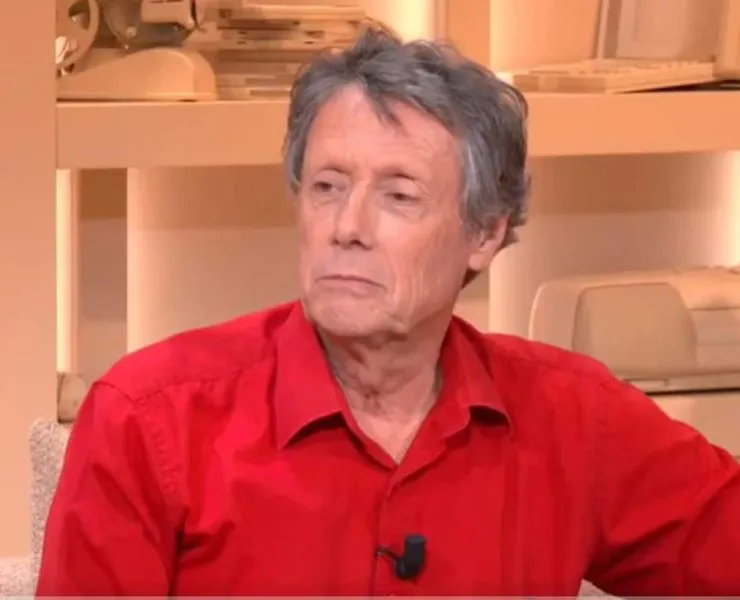 Antoine de Maximy songe maintenant à "dormir dans le même lit que les gens" : l’animateur promet que ce nouveau format "n’est pas coquin"