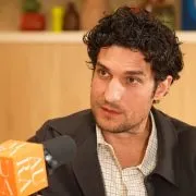 "Ça la rend folle", Louis Garrel s’exprime sur le racisme que subit sa fille, Oumy