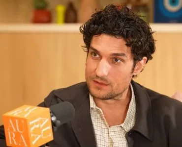 "Ça la rend folle", Louis Garrel s’exprime sur le racisme que subit sa fille, Oumy