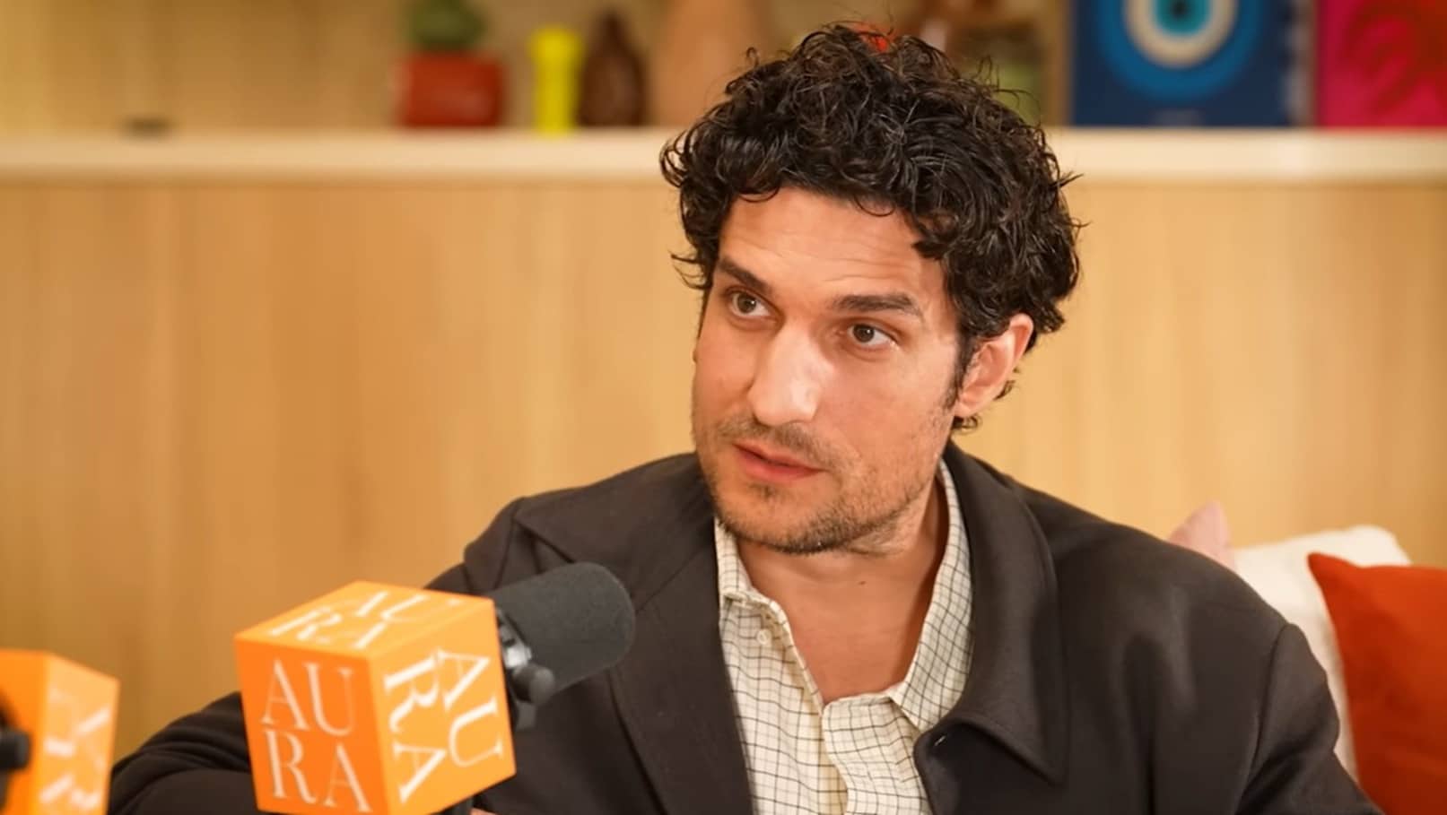 "Ça la rend folle", Louis Garrel s’exprime sur le racisme que subit sa fille, Oumy