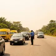 Nigeria : une policière filmée en train d'extorquer un conducteur