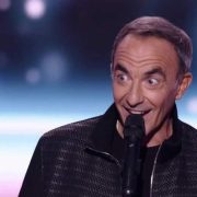 The Voice : Nikos Aliagas passe (enfin) les auditions à l'aveugle après 15 ans, les quatre fauteuils se retournent