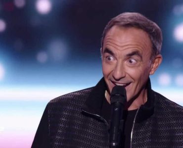 The Voice : Nikos Aliagas passe (enfin) les auditions à l'aveugle après 15 ans, les quatre fauteuils se retournent