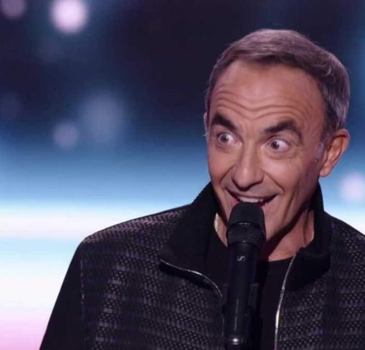 The Voice : Nikos Aliagas passe (enfin) les auditions à l'aveugle après 15 ans, les quatre fauteuils se retournent