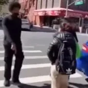 un garçon piétinant la tête d&rsquo;une fille après qu&rsquo;elle a refusé de lui donner son numéro