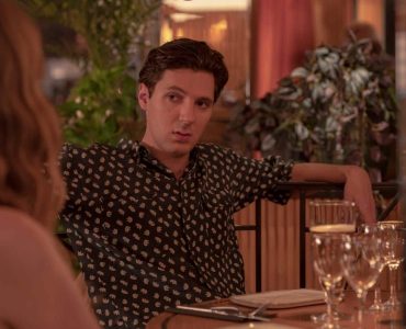 Vincent Lacoste : lampe, canapé, vêtements… comment il a décoré son appartement avec des restes de tournage ?