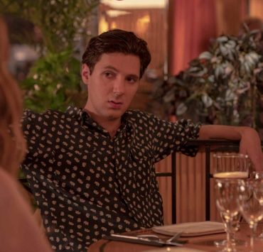 Vincent Lacoste : lampe, canapé, vêtements… comment il a décoré son appartement avec des restes de tournage ?