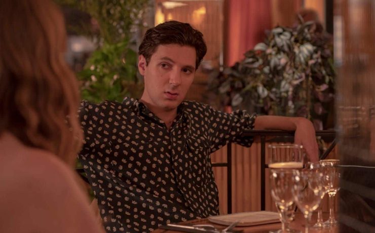 Vincent Lacoste : lampe, canapé, vêtements… comment il a décoré son appartement avec des restes de tournage ?