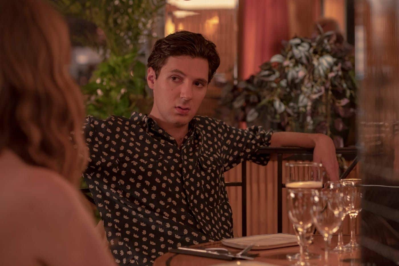 Vincent Lacoste : lampe, canapé, vêtements… comment il a décoré son appartement avec des restes de tournage ?