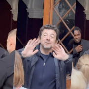 "Arrêtez de filmer !", Patrick Bruel interrompt une séance de photos et dédicaces avec ses fans à cause d’une urgence avec ses enfants