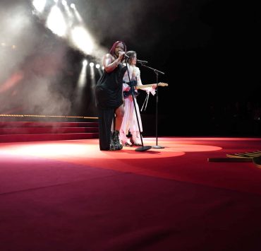 "Quel massacre", "le karaoké des Flots Bleus" : Cannes 2026, Theodora incendiée par les internautes après sa reprise des Beatles