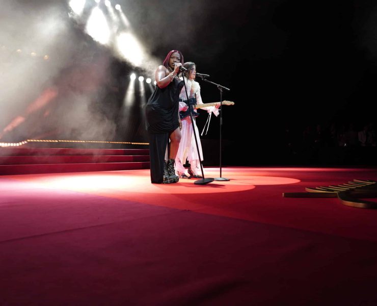 "Quel massacre", "le karaoké des Flots Bleus" : Cannes 2026, Theodora incendiée par les internautes après sa reprise des Beatles