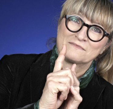 Christine Bravo : grand-père déporté, petit boulot chez Tati, premier job d’institutrice… tout ce que vous ignoriez sur elle