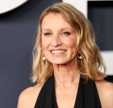 Alexandra Lamy se retrouve seins nus sur un tournage devant 40 personnes après un geste maladroit de son partenaire