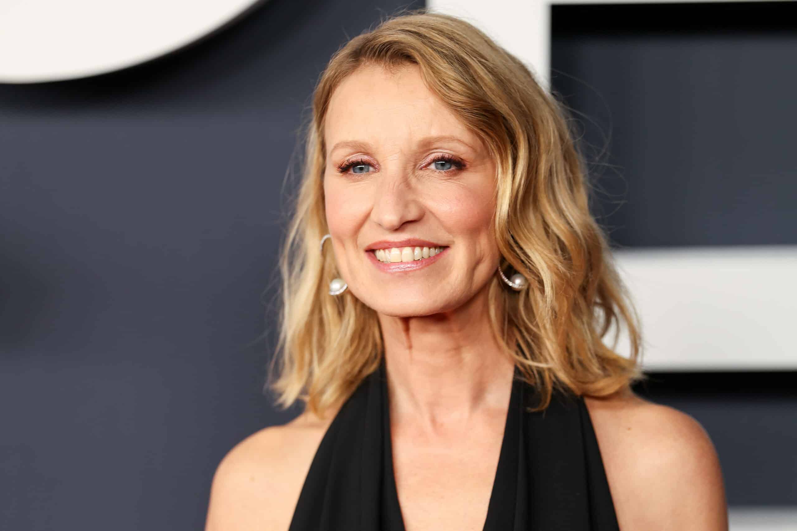 Alexandra Lamy se retrouve seins nus sur un tournage devant 40 personnes après un geste maladroit de son partenaire