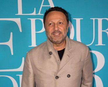 L’animateur télé Arthur annonce que son père est décédé en pleine interview et évoque pour la première fois la terrible maladie de sa maman