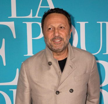 L’animateur télé Arthur annonce que son père est décédé en pleine interview et évoque pour la première fois la terrible maladie de sa maman