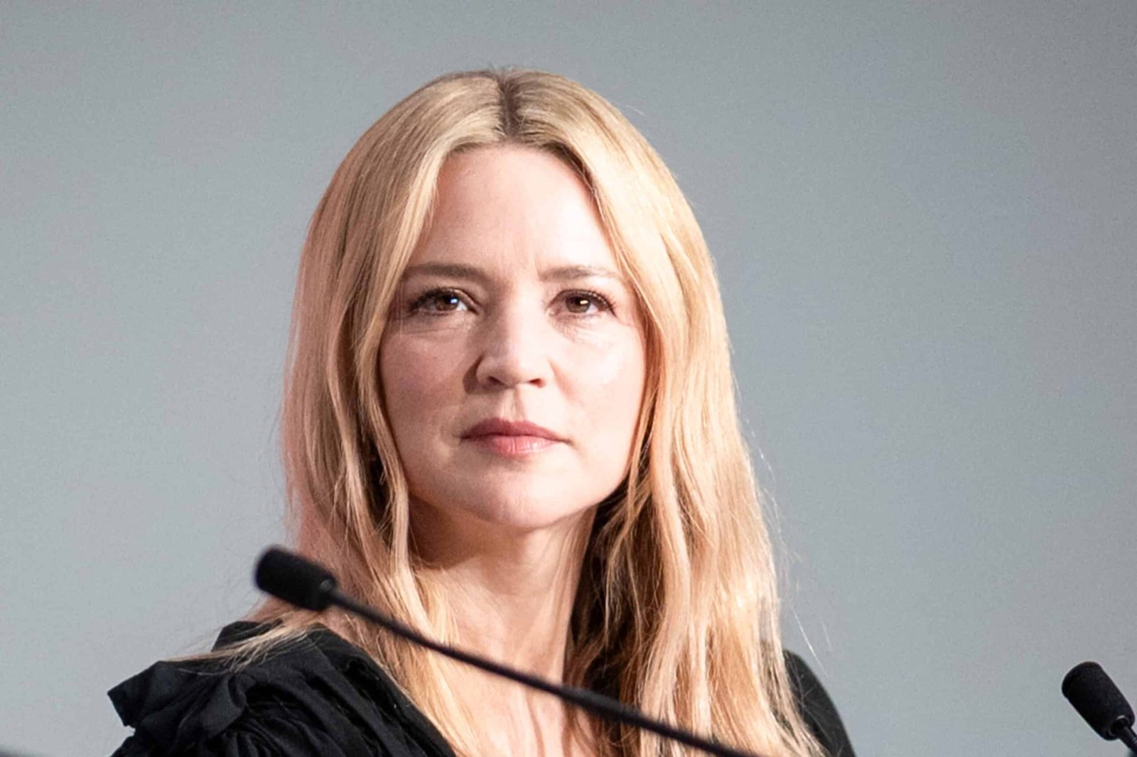Virginie Efira : ne lui piquez pas sa maison de vacances dans le 94, qu’elle loue depuis 10 ans