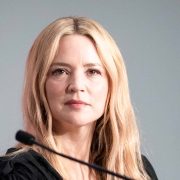 Virginie Efira : ne lui piquez pas sa maison de vacances dans le 94, qu’elle loue depuis 10 ans