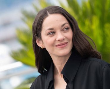 Cannes 2026 : Marion Cotillard opte pour une nouvelle robe qui ne laisse que peu de place à l’imagination en pleine nuit, sur le tapis rouge
