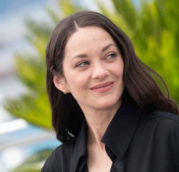 Cannes 2026 : Marion Cotillard opte pour une nouvelle robe qui ne laisse que peu de place à l’imagination en pleine nuit, sur le tapis rouge