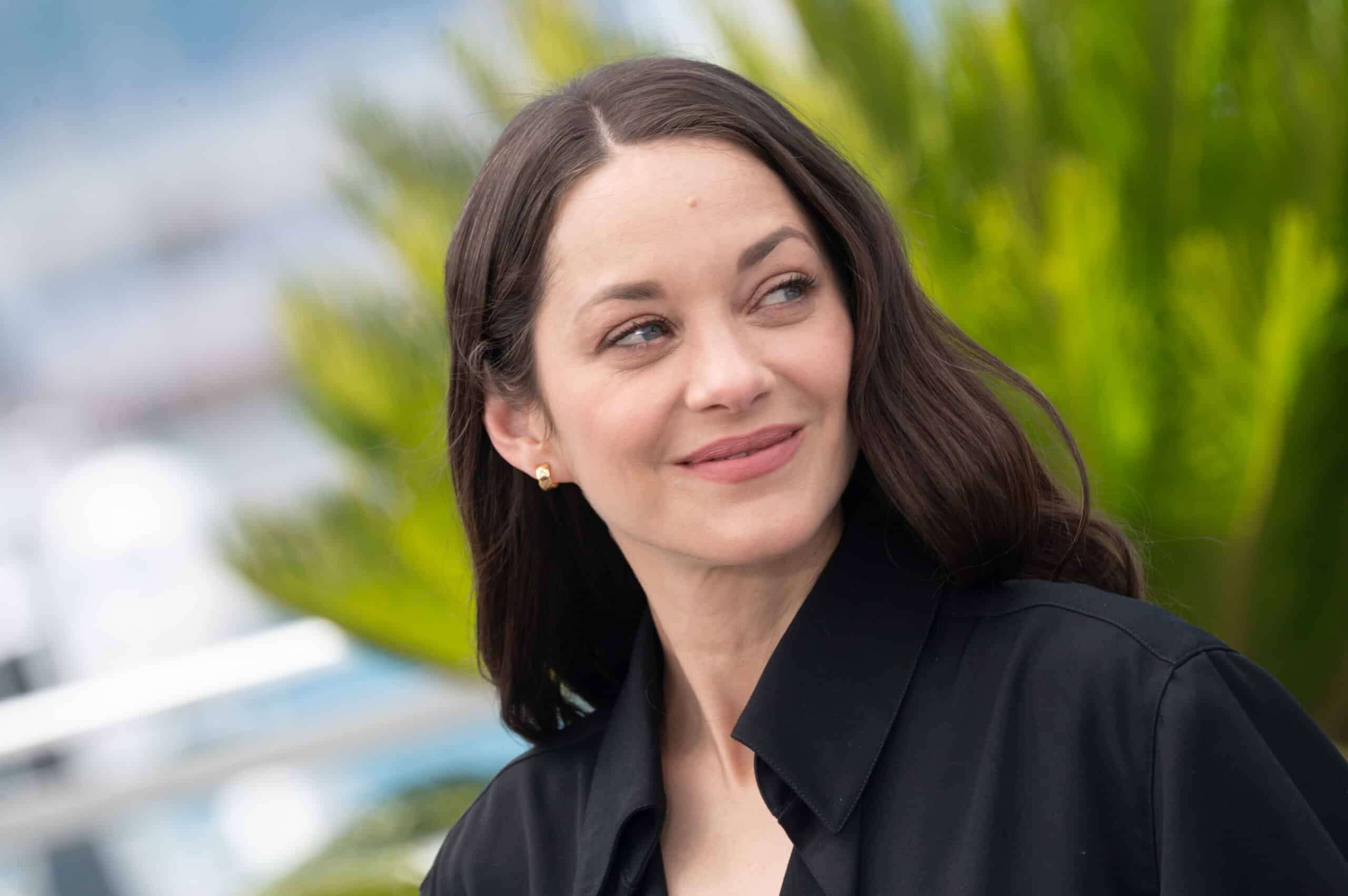 Cannes 2026 : Marion Cotillard opte pour une nouvelle robe qui ne laisse que peu de place à l’imagination en pleine nuit, sur le tapis rouge