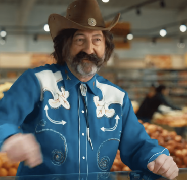 Kad Merad décroche un nouveau contrat publicitaire juteux avec Grand Frais, l’enseigne dont raffolent les Français