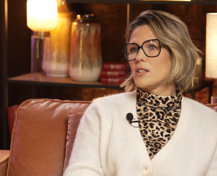"Quelqu’un m’a donné un coup" : Lorie blessée par un fan lors de son concert à Strasbourg