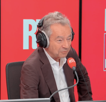 "Coluche l'a sauvé en 1985" : ancien présentateur star de Canal+, Michel Denisot dit tout ce qu’il pense de la tribune anti-Bolloré