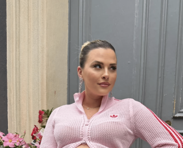 "Avec le papa en faisant l’amour" : Kelly Vedovelli recadre sèchement un internaute trop curieux sur sa grossesse