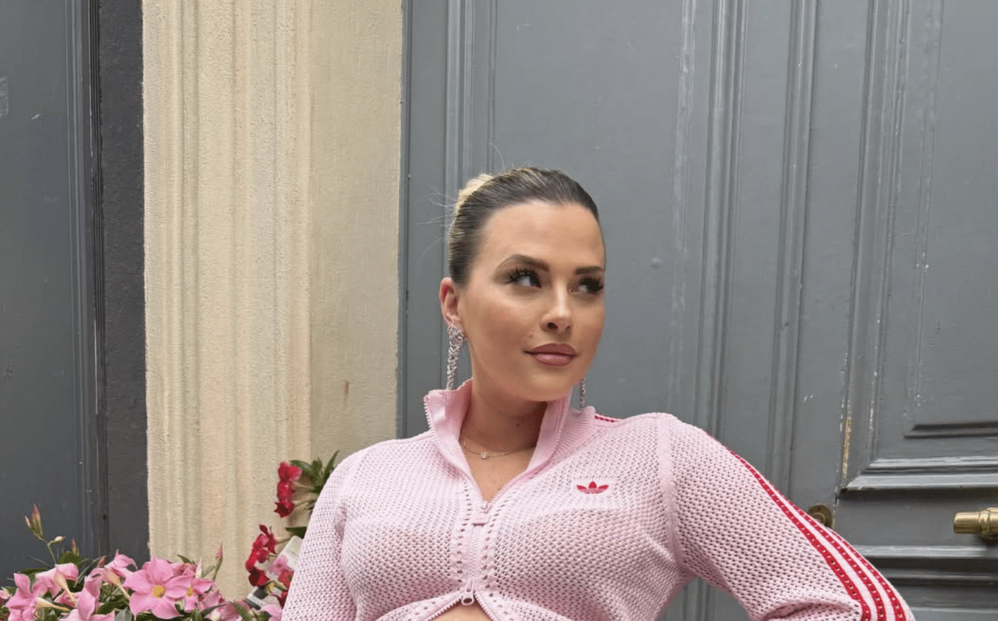 "Avec le papa en faisant l’amour" : Kelly Vedovelli recadre sèchement un internaute trop curieux sur sa grossesse