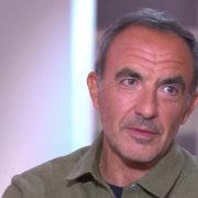 Nikos Aliagas immortalise sa Grèce : Pourquoi il va s'inviter sur vos courriers dès le 15 juin