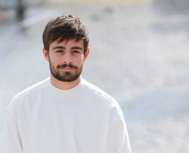 Clément Rémiens, ultra discret sur les réseaux sociaux, inconsolable : le comédien, retiré, considérait Pierre Deny comme son "paternel"