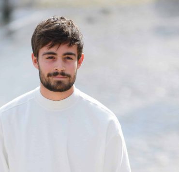 Clément Rémiens, ultra discret sur les réseaux sociaux, inconsolable : le comédien, retiré, considérait Pierre Deny comme son "paternel"