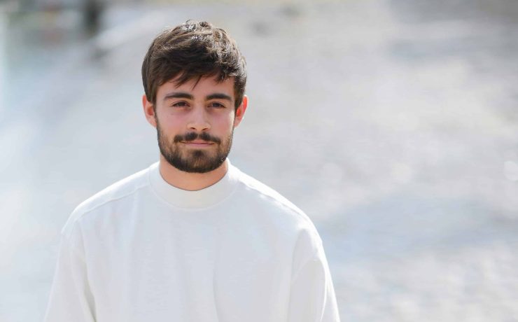 Clément Rémiens, ultra discret sur les réseaux sociaux, inconsolable : le comédien, retiré, considérait Pierre Deny comme son "paternel"
