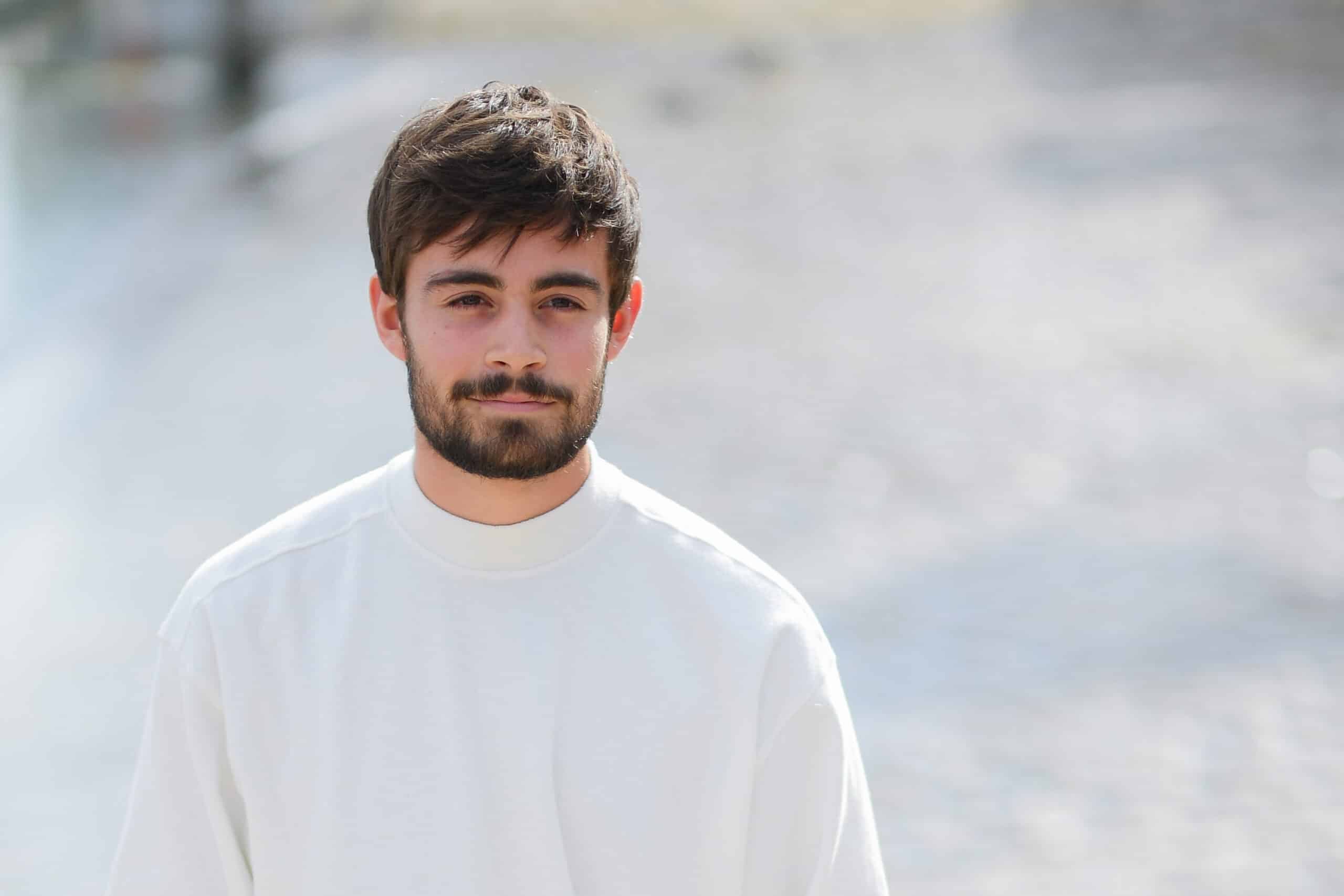 Clément Rémiens, ultra discret sur les réseaux sociaux, inconsolable : le comédien, retiré, considérait Pierre Deny comme son "paternel"