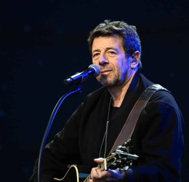 "Aspirer le téton", "Un doigt dans les parties intimes", Patrick Bruel : une figurante des Enfoirés raconte avoir été agressée dans une piscine