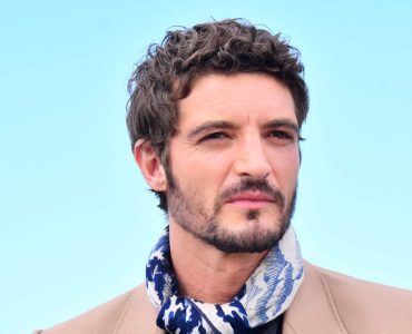 "Il y a des zones d’ombre" : Niels Schneider, le compagnon de Virginie Efira donne un avis tranché sur l'affaire Patrick Bruel