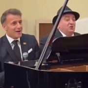 Charles Aznavour repris par Emmanuel Macron : ce n’était définitivement pas dans notre bingo 2026 !