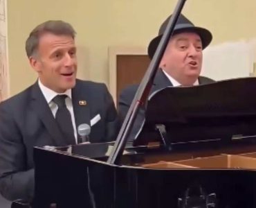 Charles Aznavour repris par Emmanuel Macron : ce n’était définitivement pas dans notre bingo 2026 !