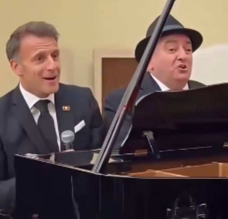 Charles Aznavour repris par Emmanuel Macron : ce n’était définitivement pas dans notre bingo 2026 !