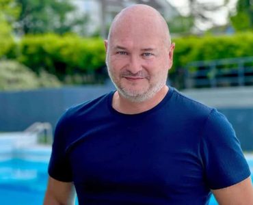 Cauet : pour la première fois, une chanteuse porte plainte contre l’animateur qu’elle accuse de viol