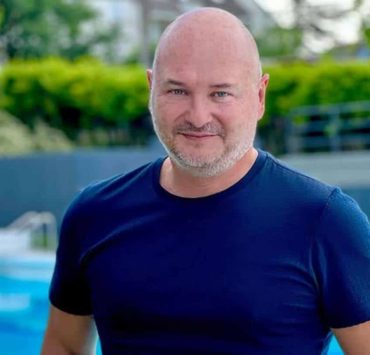 Cauet : pour la première fois, une chanteuse porte plainte contre l’animateur qu’elle accuse de viol