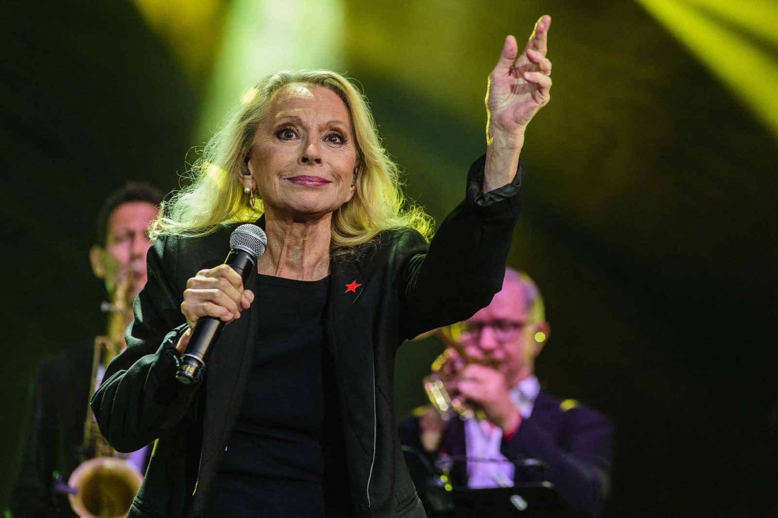 Véronique Sanson bouleversée : à 77 ans, elle reçoit la Légion d’honneur