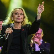 Véronique Sanson bouleversée : à 77 ans, elle reçoit la Légion d’honneur