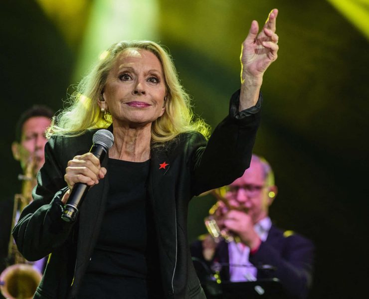 Véronique Sanson bouleversée : à 77 ans, elle reçoit la Légion d’honneur