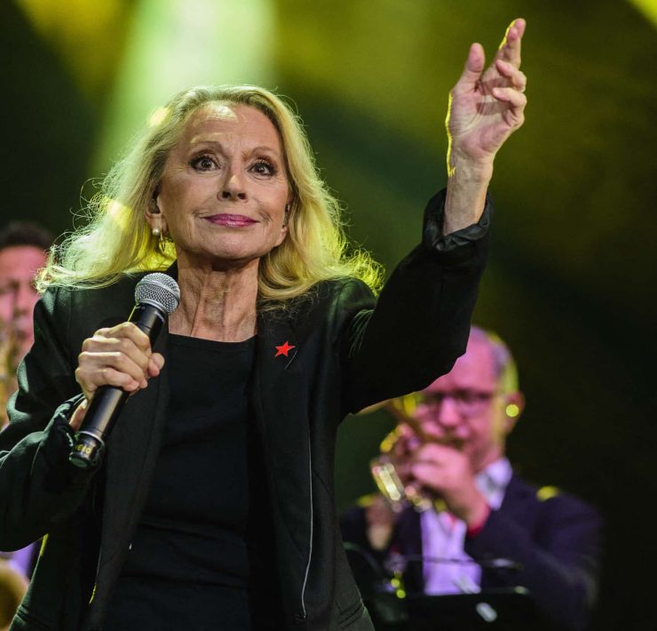 Véronique Sanson bouleversée : à 77 ans, elle reçoit la Légion d’honneur