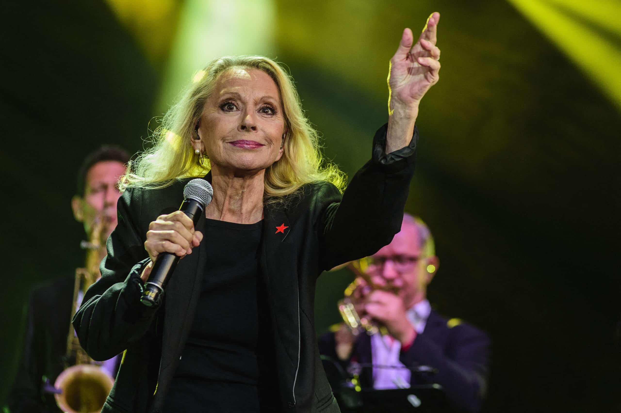 Véronique Sanson bouleversée : à 77 ans, elle reçoit la Légion d’honneur