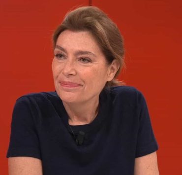 "Un couteau dans le dos", Daphné Roulier fait de rares confidences sur son couple avec Antoine de Caunes, une rencontre qu’elle n’avait pas désiré