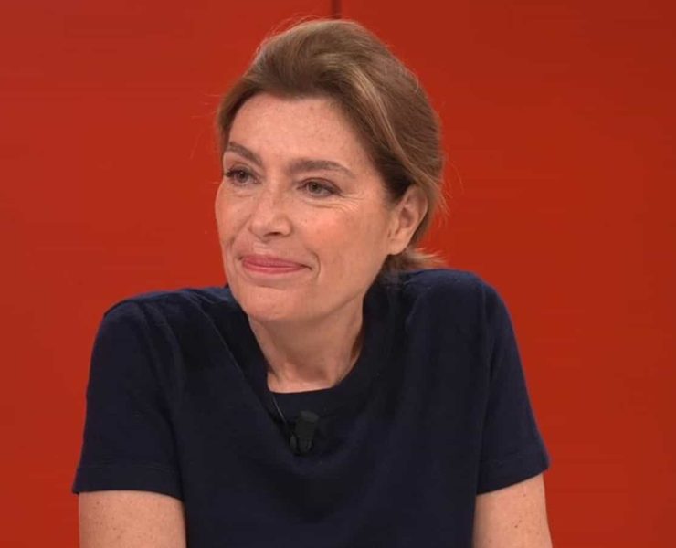"Un couteau dans le dos", Daphné Roulier fait de rares confidences sur son couple avec Antoine de Caunes, une rencontre qu’elle n’avait pas désiré
